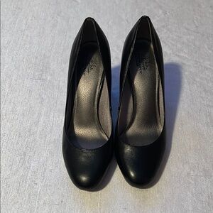 Life Stride Black Leather Women's Pumps